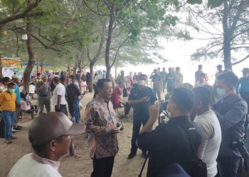 Bupati Pessel, Rusma Yul Anwar saat meninjau pelaksanaan vaksinasi massal di Sutera