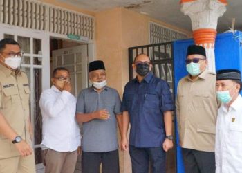 Anggota DPR RI Andre Rosiade bersama budayawan Minangkabau Mak Katik dalam pertemuan singkat di Singgalang, Kabupaten Tanahdatar, pekan lalu.