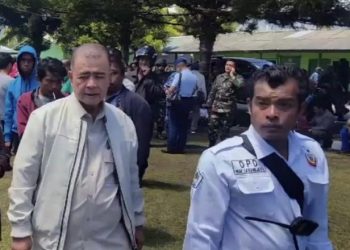 Nofri Zendra (Sekretaris Ikatan Keluarga Minang (IKM) Wamena) bersama Narul Abit saat melihat langsung kondisi korban Wamena yang merupakan warga Sumbar