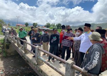 Bupati Solok, H. Epyardi Asda dan anggota DPR RI, Athari Gauti Ardi meninjau kondisi sungai di Nagari Sungai Nanam