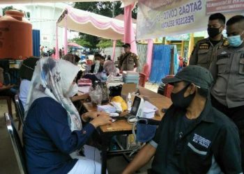 Suasana gerai vaksin di Pantai Carocok Painan