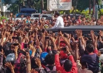 Kerumunan massa yang menyambut Presiden Joko Widodo di Maumere Kabupaten Sikka, Nusa Tenggara Timur (NTT)