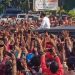 Kerumunan massa yang menyambut Presiden Joko Widodo di Maumere Kabupaten Sikka, Nusa Tenggara Timur (NTT)