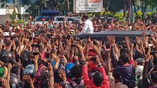 Kerumunan massa yang menyambut Presiden Joko Widodo di Maumere Kabupaten Sikka, Nusa Tenggara Timur (NTT)