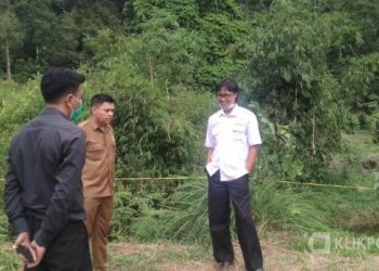 Wakil Rektor III UMSB, Moch. Abdi saat mendatangi tempat penemuan jenazah salah seorang mahasiswanya.