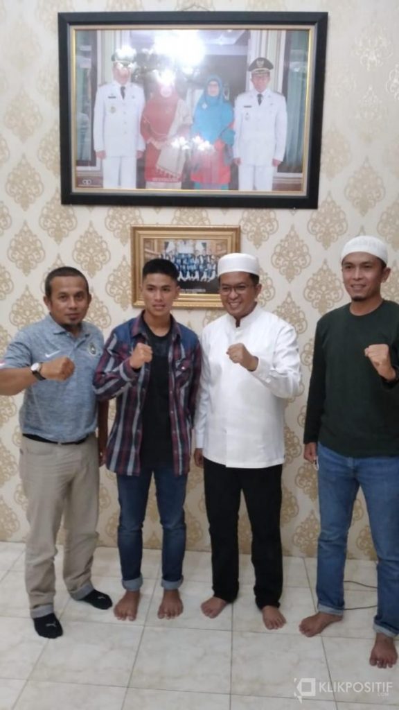 Putra Arrafi (tengah) bersama Wakil Wali Kota Payakumbuh Erwin Yunaz dan Sekretaris Askot PSSI Payakumbuh Andra.