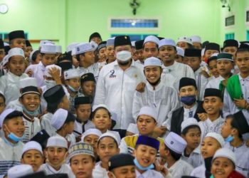 Ketua DPD RI bersama santri di salah satu Pondok Pesantren di Jawa Timur, beberapa waktu lalu