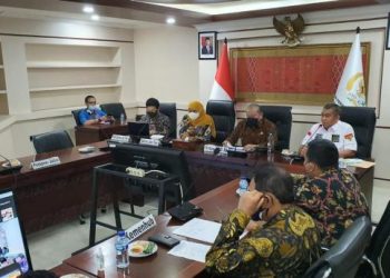Ketua DPD RI AA LaNyalla Matalitti (4 dari kanan) didampingi Gubernur Jatim Khofifah Indar Parawangsa saat mengadakan pertemuan dengan jajaran Pelindo III di Surabaya.
