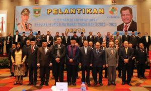 Gubernur Sumatera Barat Mahyeldi saat  pelantikan pimpinan Dekopin wilayah Provinsi Sumatera Barat masa bakti 2020-2025 serta rakor Dekopinwil Sumbar Dekopinda dan dinas yang membidangi koperasi kabupaten/kota se Sumbar.