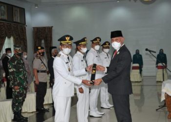 Gubernur Sumatera Barat Mahyeldi Ansharullah menyerahkan petikan putusan Mendagri RI kepada Bupati Solok Selatan Khairunas
