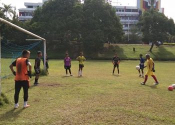 Siswa SSB Semen Padang tengah latihan di Lapangan Cubadak Indarung beberapa waktu lalu.