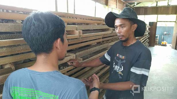 Tampil sederhana, Yoke Putra saat ditemui di kandang puyuhnya di Kota Solok