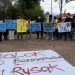 Aliansi Mahasiswa Solok berorasi denga  poster di depan Kantor DPRD Solok