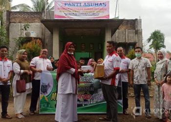 Ketua Panitia Bakti Sosial Brionesia Wilayah Pasaman Barat, Yono saat menyerahkan kepada salah seorang pengurus Panti Asuhan Yayasan Bunda Berbagi