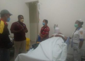 Dokter afriwardi (bertopi) memantau keadaan Khaidir Anas