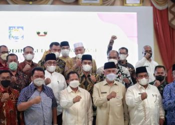 Wakil Wali Kota Solok, Dr. Ramadhani Kirana Putra bersama Mendagri Tito Karnavian dan kepala daerah di Sumatra Barat