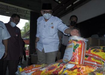 Kepala Dinas Perdagangan Kota Padang, Andre Algamar mengecek beras yang dijual dengan harga murah