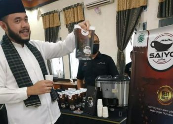 Walikota Padang Panjang, Fadly Amran saat berkunjung ke Kopi Saiyo