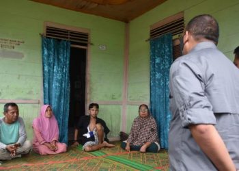 Anggota DPR RI Andre Rosiade menyerahkan bantuan kepada korban begal RH dan keluarga di Balai Baru, Kelurahan Kalumbuk, Kecamatan Kuranji, Kota Padang.