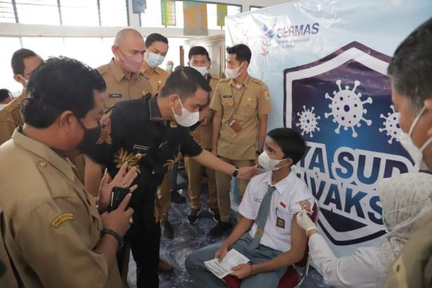 Wakil Wali Kota Solok, Dr. Ramadhani Kirana Putra meninjau pelaksanaan vaksin bagi pelajar Kota Solok