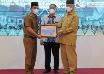 Wakil Wali Kota Solok, Dr. Ramadhani Kirana Putra menerima piagam opini WTP dari Gubernur Sumbar