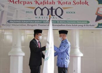 Lepas secara resmi, Wakil Wali Kota Solok, Dr. Ramadhani Kirana Putra menyerahkan bendera kafilah