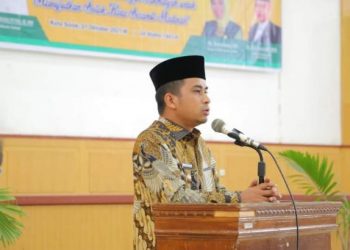 Wakil Wali Kota Solok, Dr. Ramadhani Kirana Putra saat mengukuhkan pengurus DPC FKDT Kota Solok periode 2021-2026