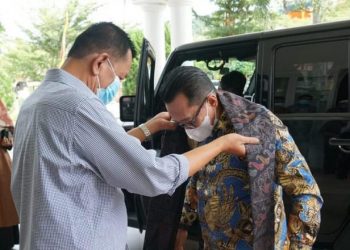 Bupati Pessel Rusma Yul Anwar saat mengenakan selendang di pundak Bupati Tanah Datar Eka Putra