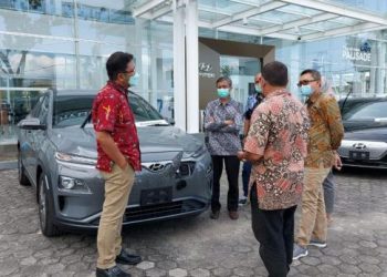 Jajaran Manajemen PLN Unit Induk Wilayah (UIW) Sumbar yang dikomandoi General Manager Bambang Dwiyanto mengunjungi showroom mobil listrik di kawasan Khatib Sulaeman pada Jumat (22/01).