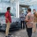 Jajaran Manajemen PLN Unit Induk Wilayah (UIW) Sumbar yang dikomandoi General Manager Bambang Dwiyanto mengunjungi showroom mobil listrik di kawasan Khatib Sulaeman pada Jumat (22/01).