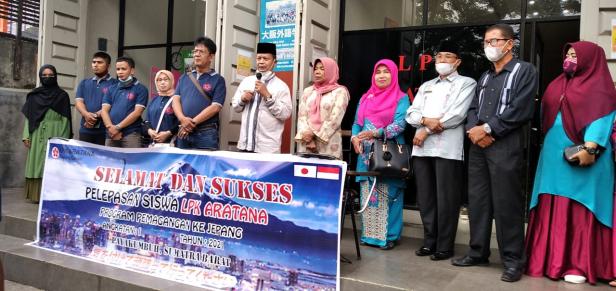 Sebanyak 25 siswa LPK Aratana Payakumbuh dilepas ke Jepang.