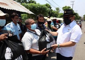 La Nyalla membagikan paket sembako.