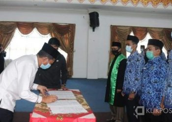 Wakil Bupati Pasaman Barat, Risnawanto saat menandatangani surat pengangkatan tenaga fungsional di lingkungan pemerintah setempat