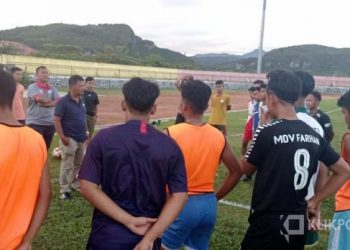 Pelatih Batang Anai FC, Aminuddin memberikan pengarahan kepada timnya usai menjalani latihan resmi di GOR Singa Harau, Sabtu (6/11) sore.