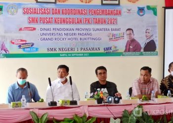 anggota DPRD Sumbar, Khairuddin Simanjuntak dan Donizar Kadisdik Sumbar dalam acara Sosialisasi dan Koordinasi Pengembangan SMK Pusat Keunggulan (PK) tahun 2021di SMKN 1 Pasaman, Kabupaten Pasaman Barat