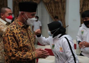 Gubernur Sumbar Mahyeldi Ansharullah dan Wagub Sumbar Audy melepas atlet untuk berlaga di PON Papua