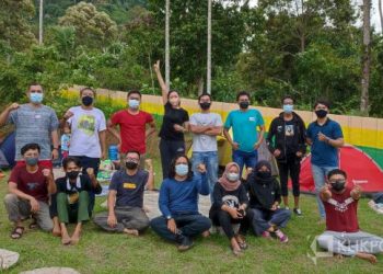 Ketua AJI Padang (tengah) saat bersama beberapa orang perwakilan anggota AJI Padang yang baru