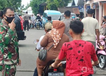 Suasana penyetopan yang dilakukan petugas gabungan menuju akses masuk ke Pantai Sasak Nagari Sasak