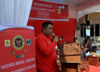 Kepala Badan Intelijen Negara Daerah Sumatra Barat Hendra, sedang memberikan kata sambutan pada kegiatan program vaksinasi massal di halaman masjid Al- Mubarak, Korong Sungai Pinang, Nagari Kasang, Kabupaten Padang Pariaman, Kamis 9 Desember 2021