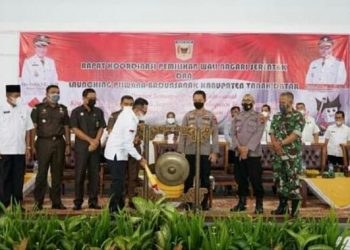 Pemukulan gong lounching Pilwanag Serentak oleh Bupati Eka Putra