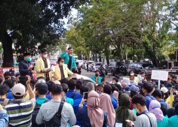 Mahasiswa Antikorupsi Sumbar Orasi di DPRD Sumbar