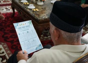 Gubernur Sumbar Mahyeldi Ansharullah saat melihat brosur lomba Biologi Unand