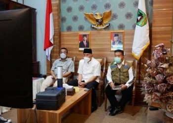 Gubernur Sumbar Mahyeldi Ansharullah saat Rakor Tentang Evaluasi dan Pembahasan Perpanjangan PPKM Micro Di Perketat Dan Micro Darurat secara Virtual di Istana Gubernur, Minggu (17/7/2021).