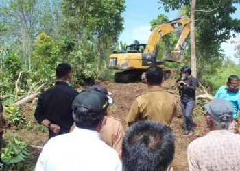 Bupati Solok, H. Epyardi Asda meninjau pembukaan jalan di Nagari Sirukam