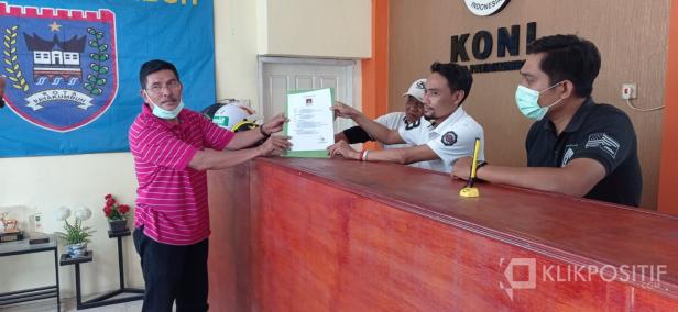 Mantan Kadisparpora Kota Payakumbuh, Syahnadel Khairi menyerahkan berkas pencalonan sebagai Ketum KONI Payakumbuh periode 2021-2026.