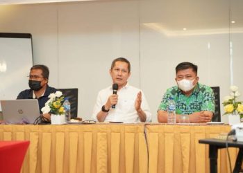 kata Wakil Direktur I PNP Revalin Herdianto (tengah) di dampingi  Ketua Jurusan Teknik Elektro PNP Rikki Vitria (kanan) saat FGD Penyusunan Rencana Operasional Kerjasama D-II Fast Track di The ZHM Premiere Padang.