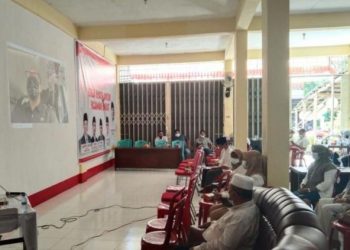 Para pengurus DPC Gerindra Pasbar bersama H Maryanto (kanan) mendengarkan arahan Ketua DPD Gerindra Sumbar Andre Rosiade secara virtual dalam rapat konsolidasi DPC Gerindra.