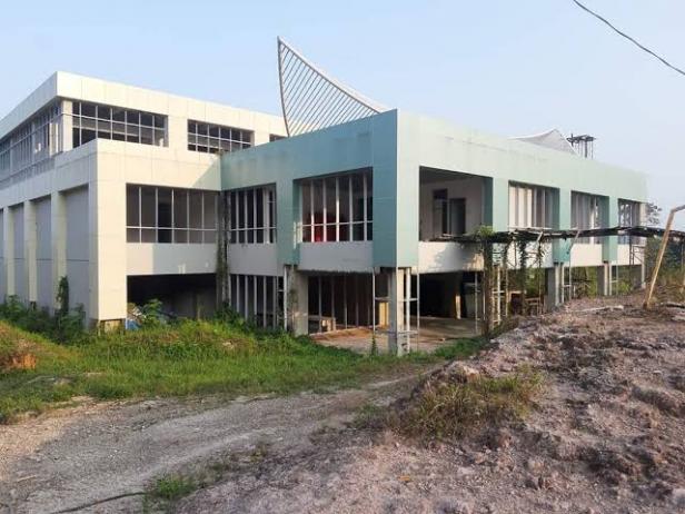 Gedung baru RSUD Painan yang terbangkalai