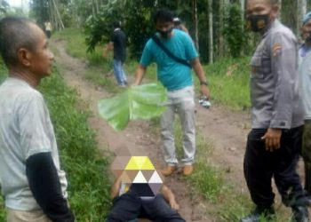 Petugas mendatangi lokasi penemuan mayat di Nagari Selayo