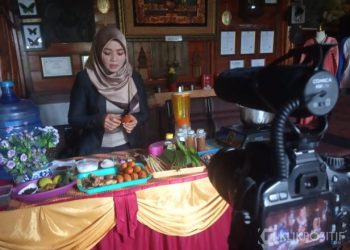 Iis Kuswara memperagakan cara pembuatan jamu tradisional kepada anggota Ipemi Agam di Green House Lezatta, Selasa (26/10/2021)